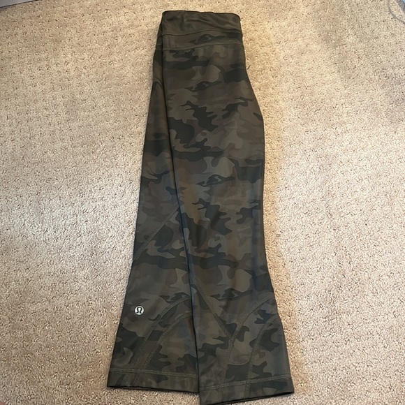 Lululemon Camo Leggings. Size 4 - Picture 7 of 9